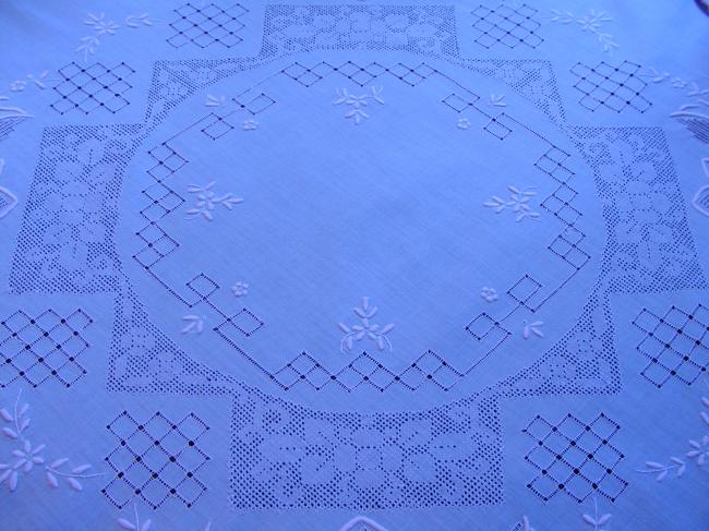 Wonderful tea cloth with lavish embroidery and its 6 napkins