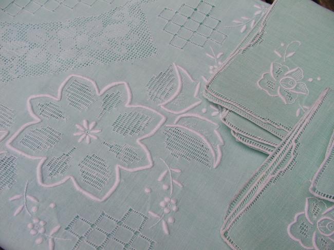 Wonderful tea cloth with lavish embroidery and its 6 napkins