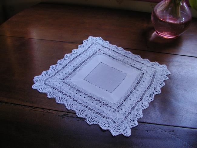 Gorgeous doily with large knitted lace 1900