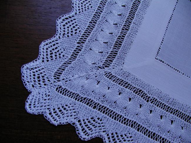 Gorgeous doily with large knitted lace 1900