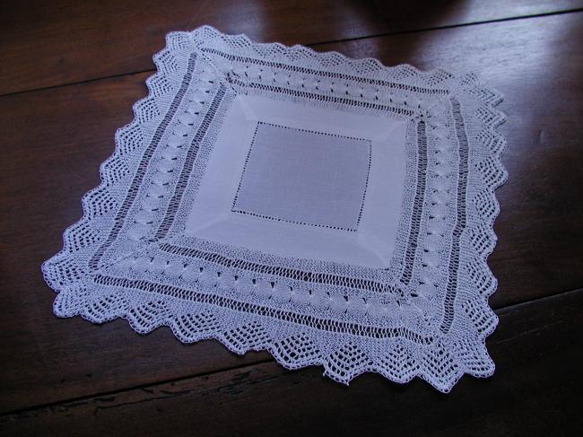 Gorgeous doily with large knitted lace 1900