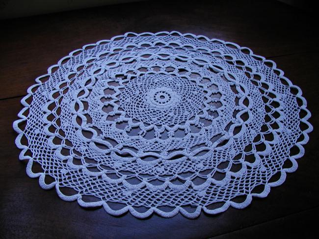 Superbe centre de table rond en dentelle de crochet