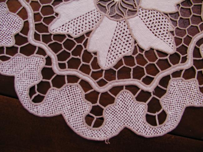 Gorgeous pair of Bolognia lace doilies