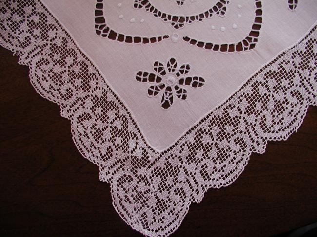 Stunning tablecloth with fine filet lace and Richelieu embroidery