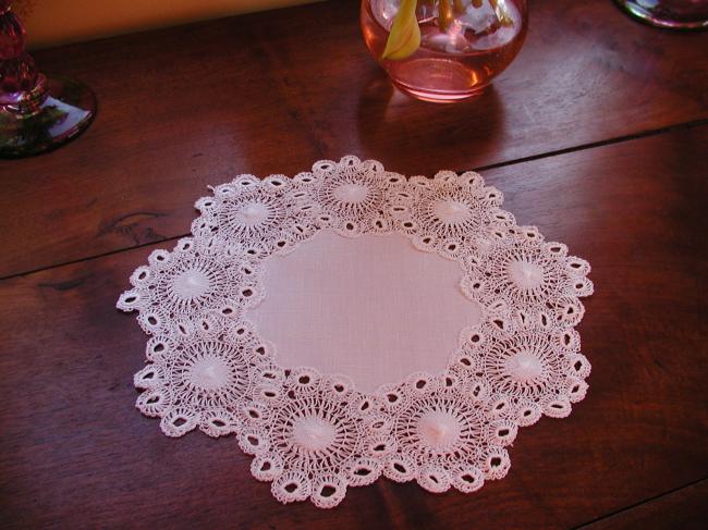 So sweet oval doily with Teneriffe lace border