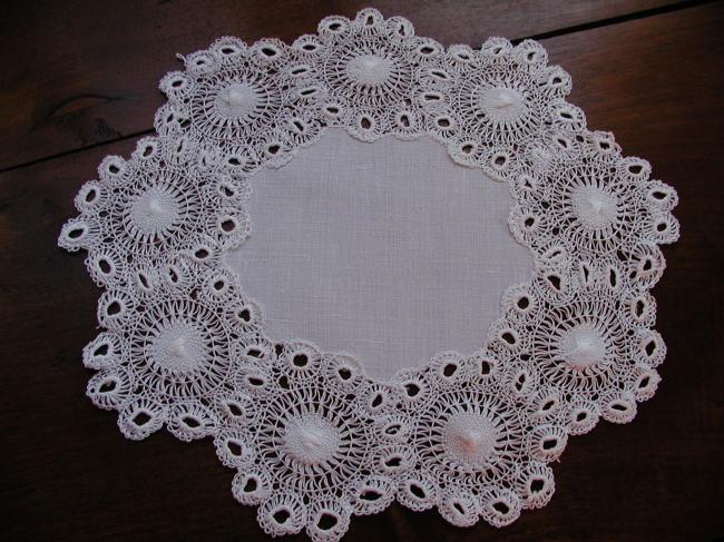 So sweet oval doily with Teneriffe lace border