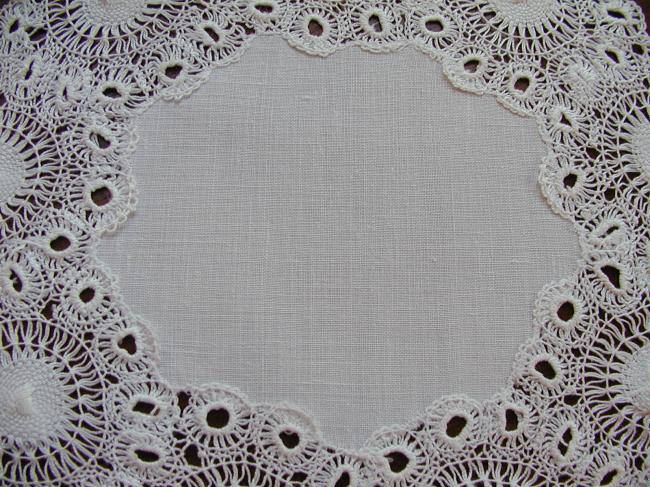 So sweet oval doily with Teneriffe lace border