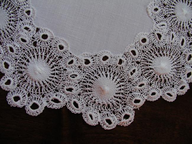 So sweet oval doily with Teneriffe lace border