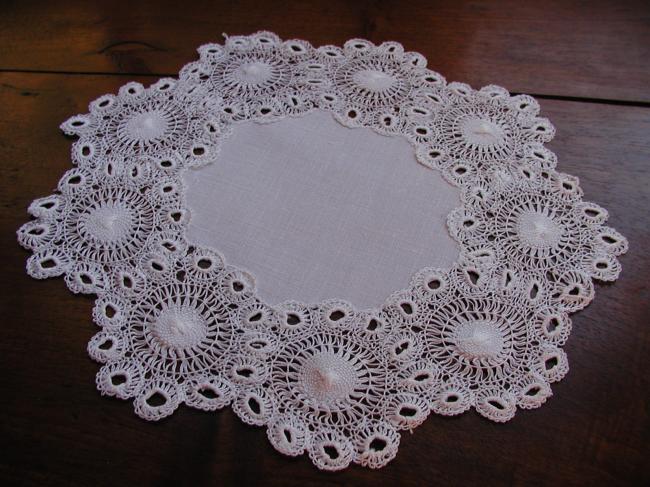 So sweet oval doily with Teneriffe lace border