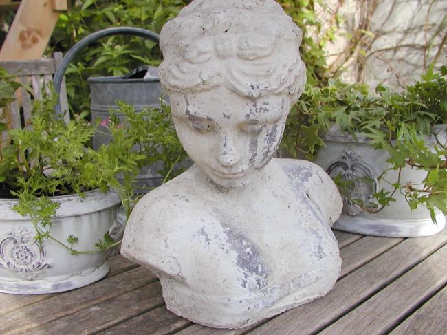 Gracieux buste de fille au chignon, façon pierre patinée à l'ancienne