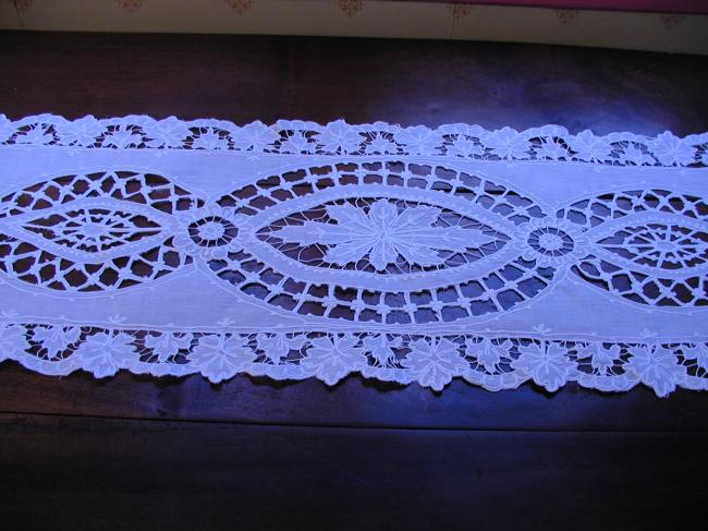 Superbe chemin de table en broderie Cornely