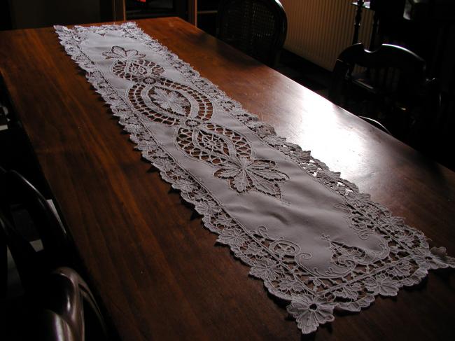 Superbe chemin de table en broderie Cornely