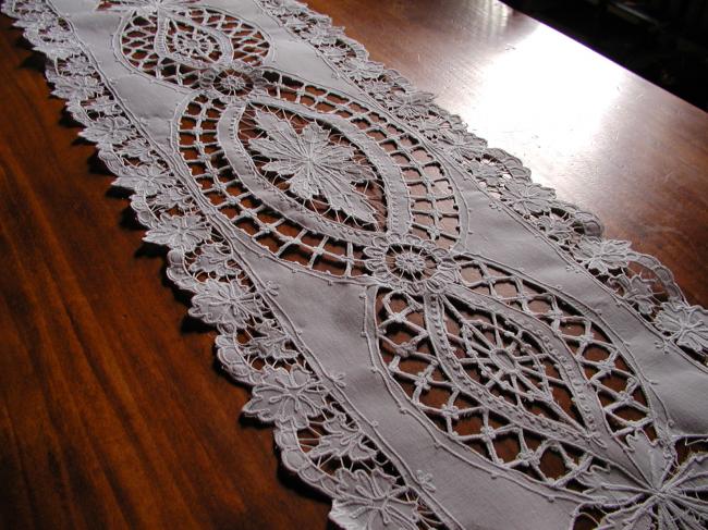 Superbe chemin de table en broderie Cornely