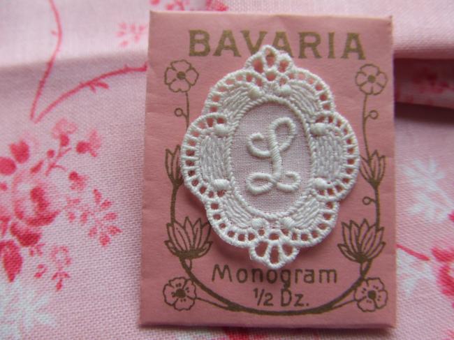 Merveilleux monogramme L dans un cartouche ajouré en fine batiste 1900-20