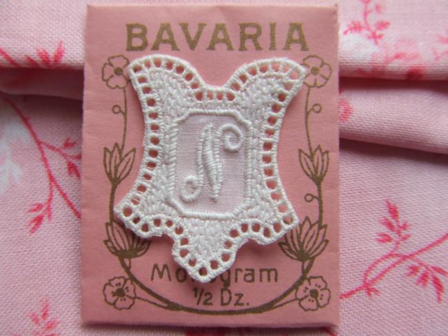 Superbe monogramme N dans un cartouche ajouré en fine batiste 1900-20