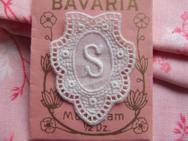 Gracieux monogramme S dans un cartouche ajouré de fine batiste 1900-20