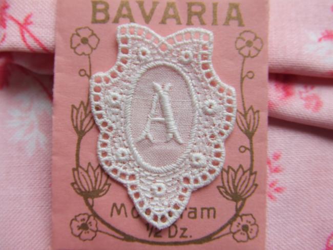 Gracieux monogramme A dans un cartouche ajouré de fine batiste 1900-20