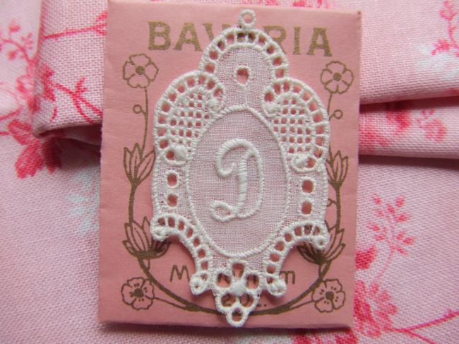 Splendide monogramme D dans un cartouche ajouré en fine batiste 1900-20