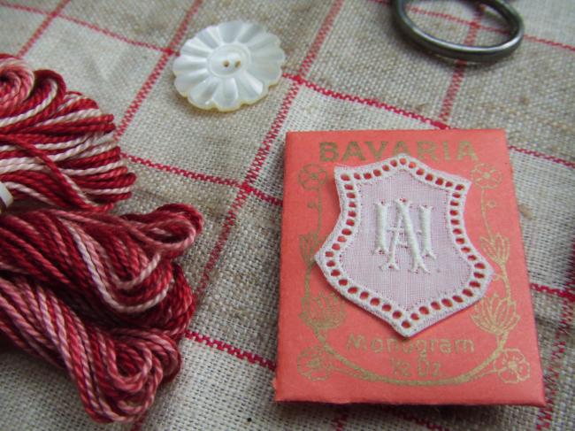 Adorable monogramme HA ou AH dans un cartouche ajouré en fine batiste 1900-20