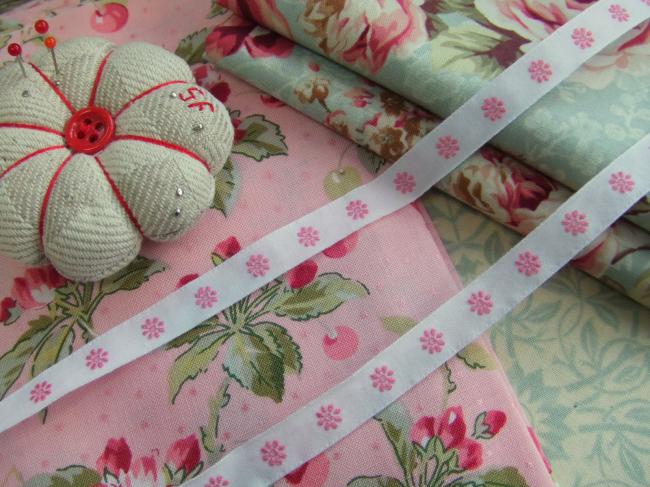 Joli ruban en coton blanc tissé de petites marguerites roses (11mm)