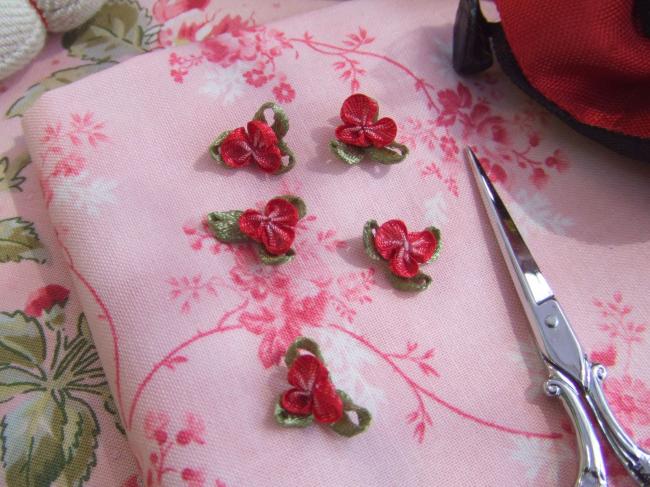 Adorable Série de 5 fleurettes rouges en ruban à coudre sur vos projets couture