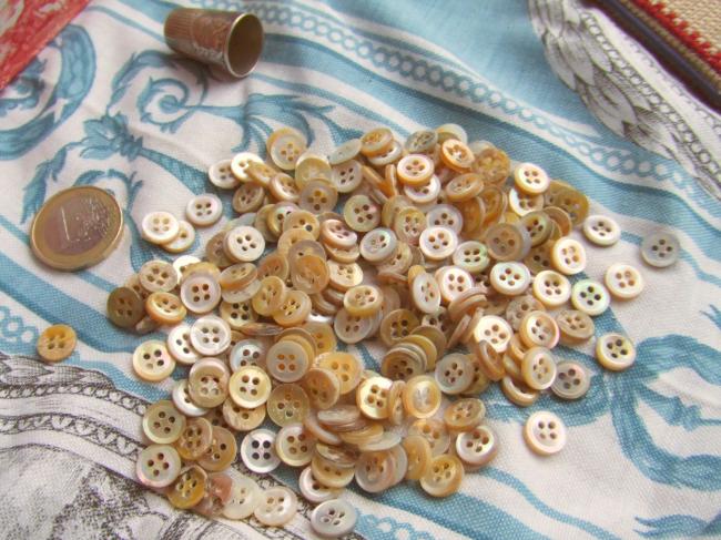 Sachet de 50 mini boutons anciens de nacre mixte, tons gris, jaune & rose, 9 mm