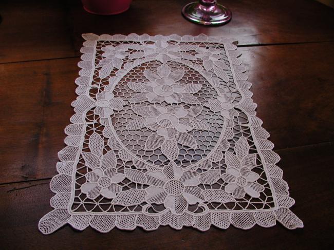 Gorgeous Bolognia lace traycloth or table centre 1920