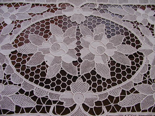 Gorgeous Bolognia lace traycloth or table centre 1920