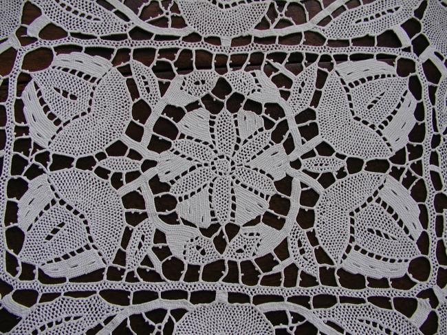 Stunning traycloth with hand made Venezia lace 1900