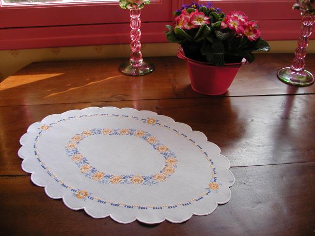 Très joli centre de table ovale brodé de fleurs oranges et bleues
