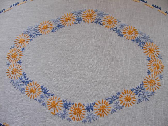 Très joli centre de table ovale brodé de fleurs oranges et bleues