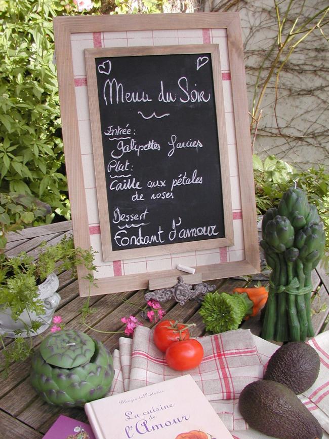 Adorable mémo en bois avec ardoise encadrée d'un décor torchon à l'ancienne