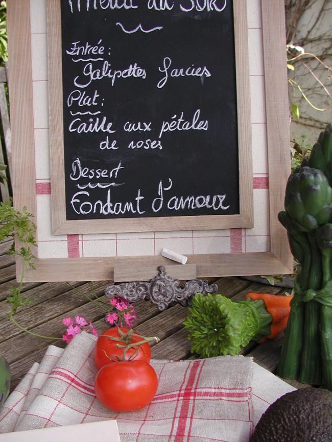 Adorable mémo en bois avec ardoise encadrée d'un décor torchon à l'ancienne