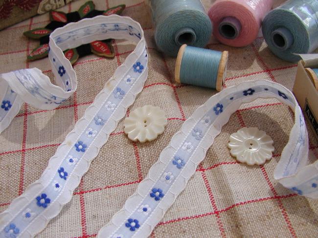 Ancien ruban en coton, ton de bleu ciel, blanc et bleu, motif fleurettes, 2,80m