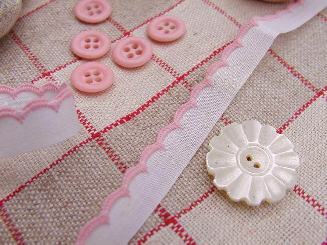 Adorable ancien ruban en coton blanc très fin à feston rose 1950 (largeur 10mm)