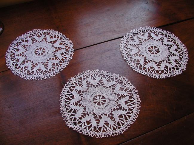 Lovely set of 3 round doilies with  bobbin Cluny lace