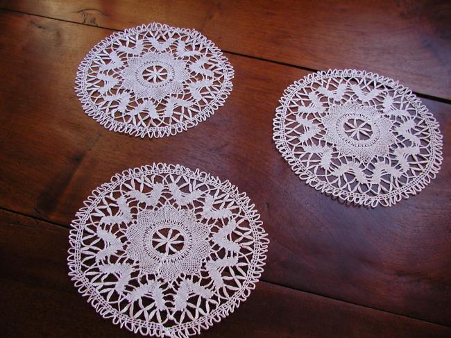 Lovely set of 3 round doilies with  bobbin Cluny lace