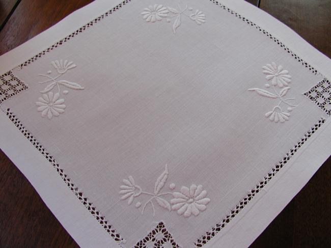 So charming squared doily with white and drawn thread works 1900