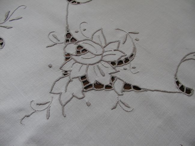 Charming Richelieu embroidered cotton table runner