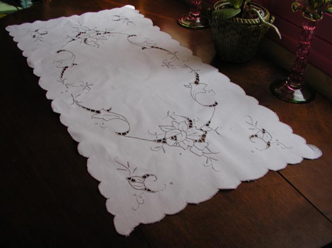 Charming Richelieu embroidered cotton table runner