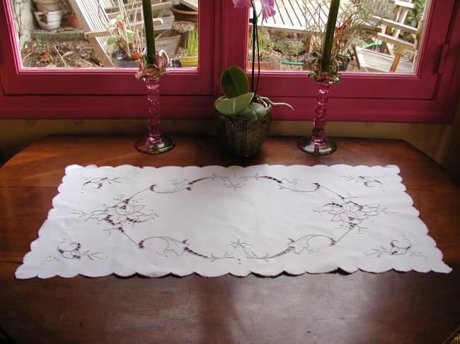 Charming Richelieu embroidered cotton table runner