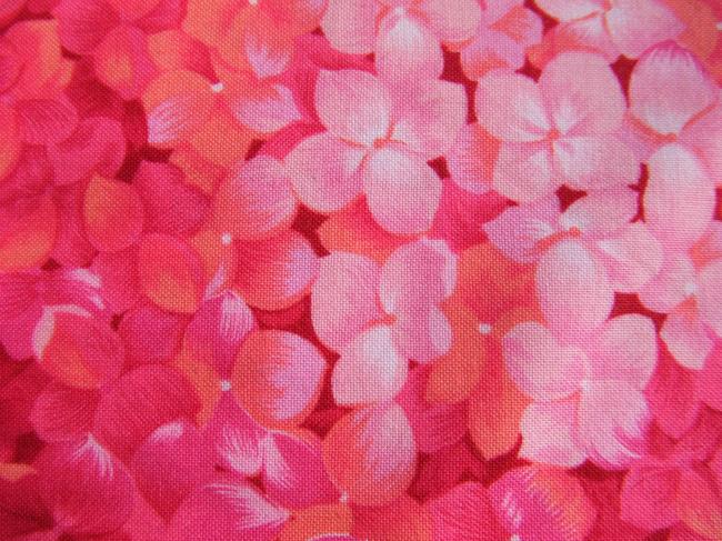 Coupon de coton à fond rose fushia avec une multitude de fleurs d'hydrangea