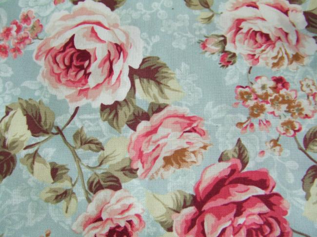 Coupon de coton à fond gris bleu, décor de roses anciennes