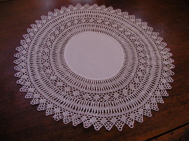 Lovely pair of hairpin lace with fine linen central part doilies