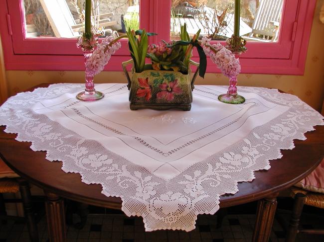 Somptuous tablcloth with drawn thread works and large crochet lace, monogram AEE