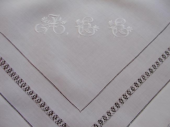 Somptuous tablcloth with drawn thread works and large crochet lace, monogram AEE