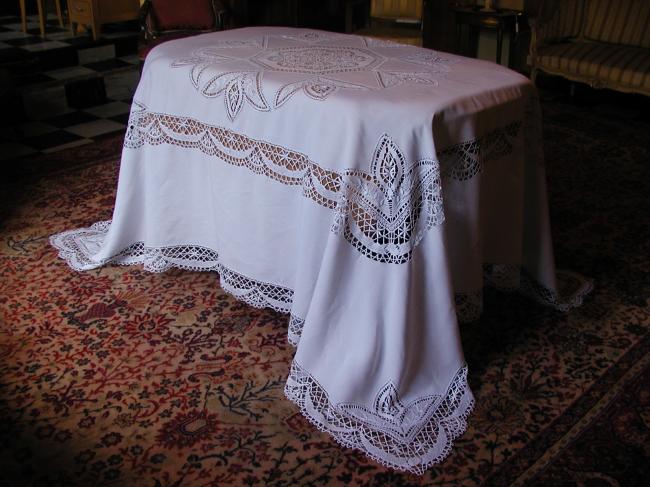 Somptuous and huge tablecloth with large inserts of Cluny bobbin lace 1900