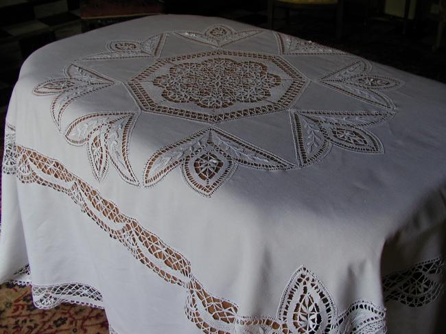 Somptuous and huge tablecloth with large inserts of Cluny bobbin lace 1900