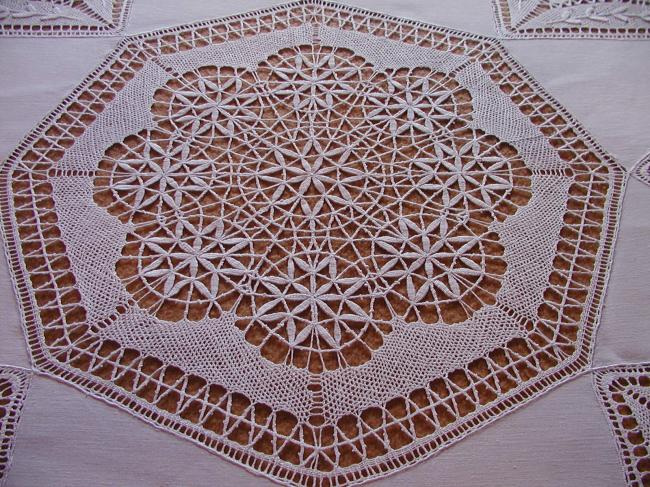 Somptuous and huge tablecloth with large inserts of Cluny bobbin lace 1900