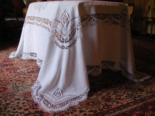 Somptuous and huge tablecloth with large inserts of Cluny bobbin lace 1900